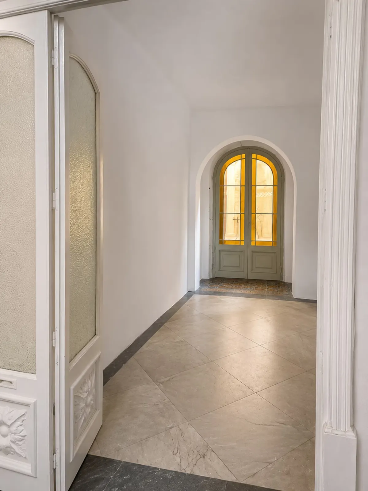 Arched entrance hall with marble floor