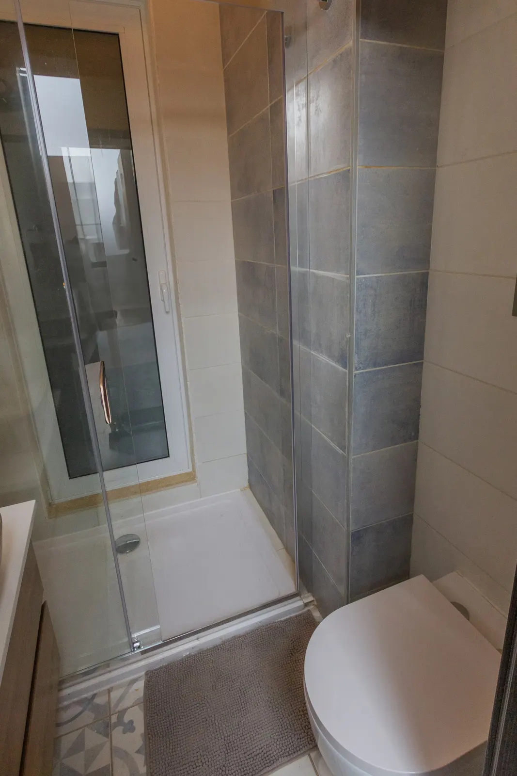 Walk-in glass shower